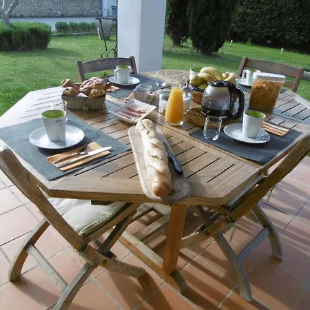 Couette-café Les D'hôtes D'eloïse, Piscine Privée Aramon