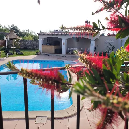 Couette-café Les D'hôtes D'eloïse, Piscine Privée Aramon
