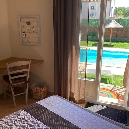 Les D'hôtes D'eloïse, Piscine Privée Couette-café Aramon