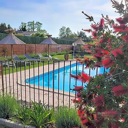Les D'hôtes D'eloïse, Piscine Privée Сasa de vacaciones Aramon