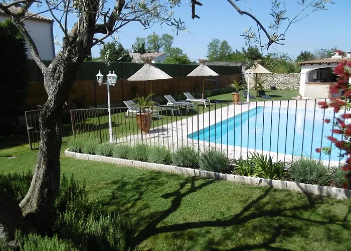 Les D'hotes D'eloise, Piscine Privee بيت للعطل Aramon